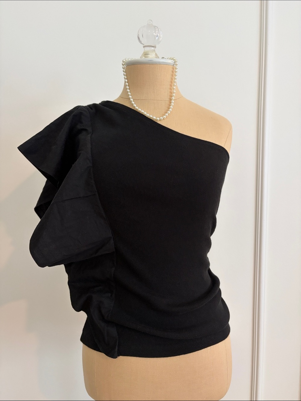 Beautiful Anthropologie One-Shoulder Black Ruffle Sleeve Women's Tank, XS, NWT